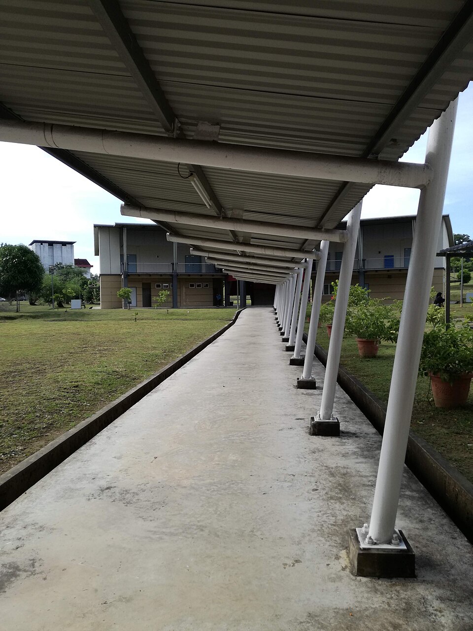 Pasarela peatonal cubierta en el campus UPM Bintulu